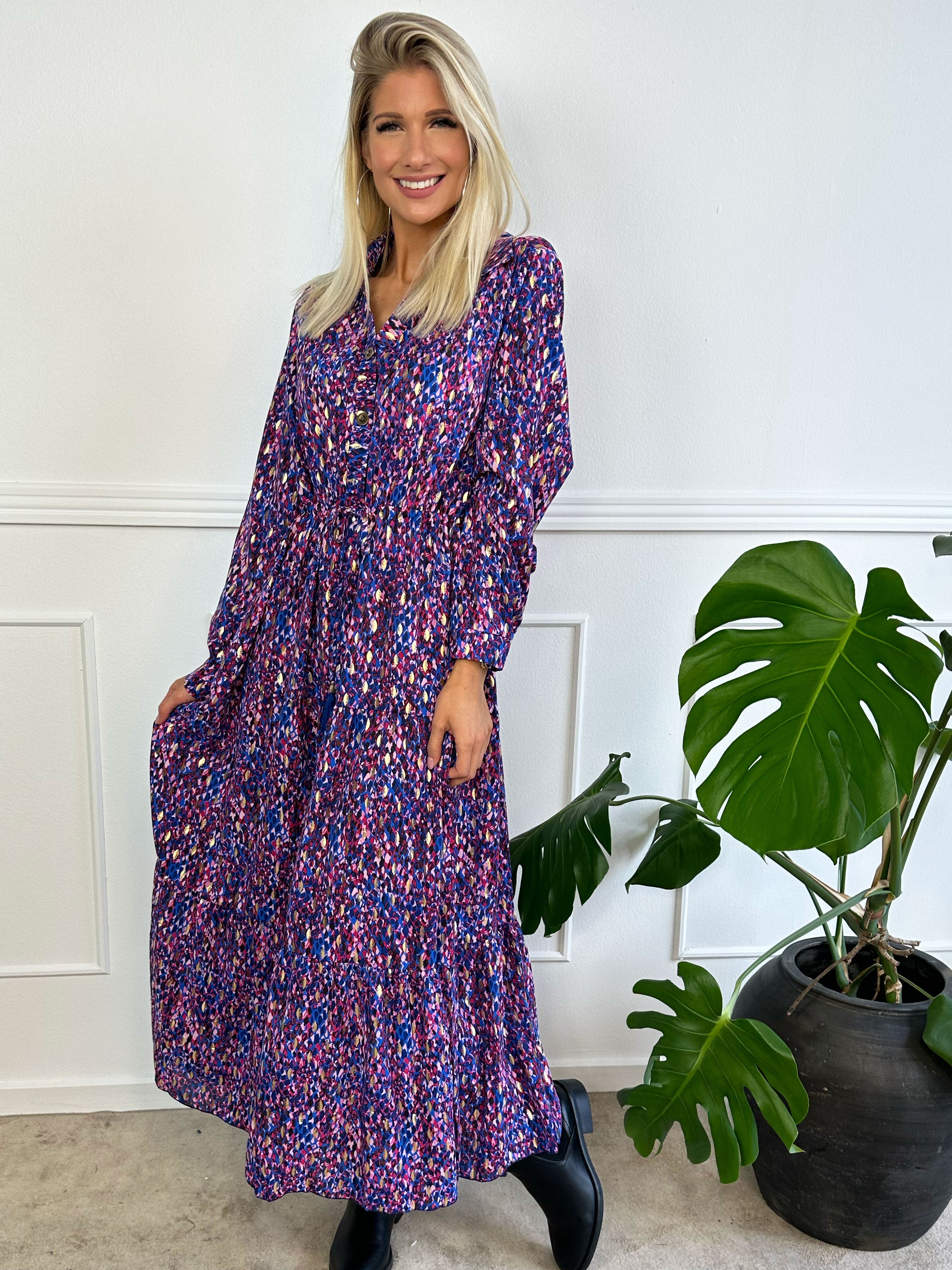 Jamilah - Lang kjole i lag på lag look med gulddetaljer